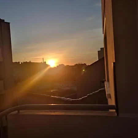 Cozy 2 Bedroom Artbnb Train Station Garage Wi-fi