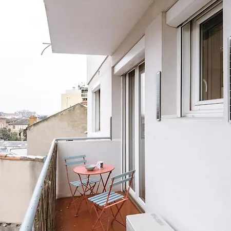 Cozy 2 Bedroom Artbnb Train Station Garage Wi-fi Apartment *