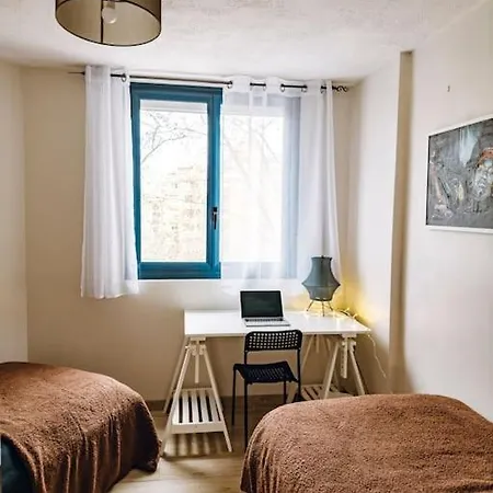 Apartment Cozy 2 Bedroom Artbnb Train Station Garage Wi-fi *