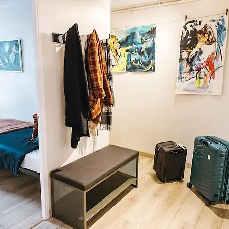 Cozy 2 Bedroom Artbnb Train Station Garage Wi-fi