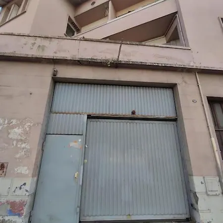 Cozy 2 Bedroom Artbnb Train Station Garage Wi-fi Apartment