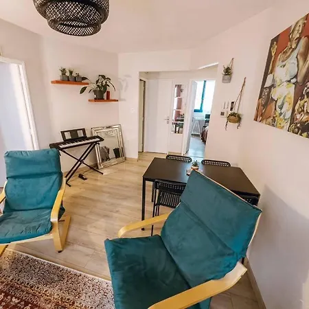 Cozy 2 Bedroom Artbnb Train Station Garage Wi-fi