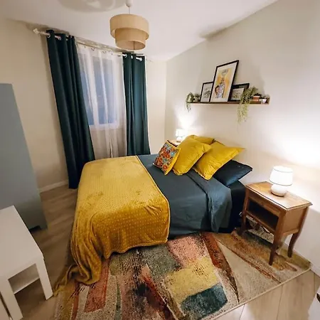 Cozy 2 Bedroom Artbnb Train Station Garage Wi-fi Apartment *