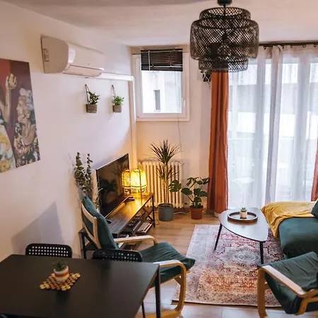 Cozy 2 Bedroom Artbnb Train Station Garage Wi-fi