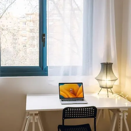 Cozy 2 Bedroom Artbnb Train Station Garage Wi-fi Apartment