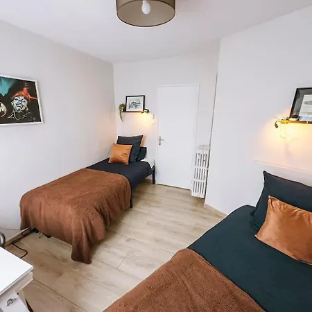 Cozy 2 Bedroom Artbnb Train Station Garage Wi-fi Apartment *
