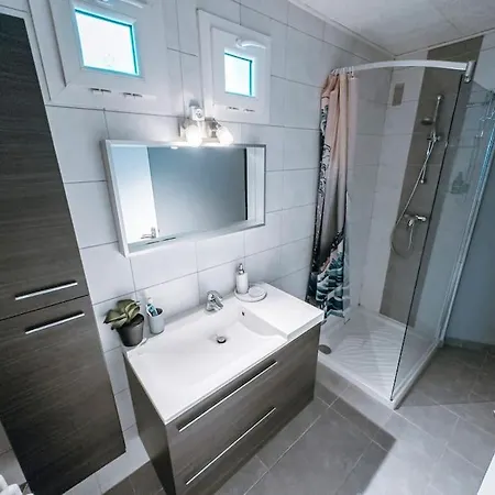 Apartment Cozy 2 Bedroom Artbnb Train Station Garage Wi-fi *